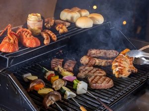 こだわりの和牛や野菜を、自分好みの焼き加減で味わう贅沢。