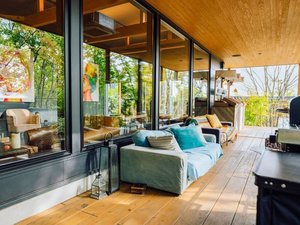 風が心地よい母屋のテラス席。森の空気を胸いっぱいに吸い込み、旅の疲れを癒やすひとときを。