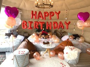 どこを撮ってもフォトジェニック。バルーンいっぱいの部屋で祝うサプライズ。