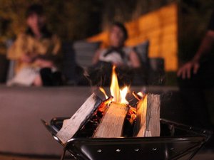焚き火を囲んで過ごす、特別な夜のひととき。