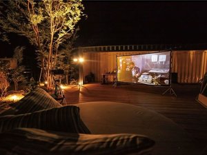 星空の下で映画鑑賞。幻想的な空間で過ごす、COMOREBIだけの映画ナイト。