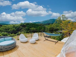 日中は緑の景色、夜は星空。非日常の贅沢な時間をお過ごしください。