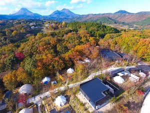 森と山々に抱かれた、大自然の中のグランピング。