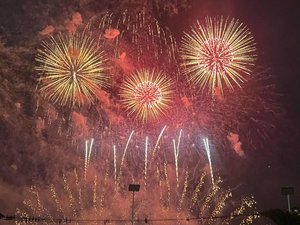 視界いっぱいに広がる打ち上げ花火を屋上で