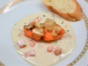 4月からの洋皿です。トマトの風味がアクセントのソースが春にぴったりです。