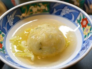春キャベツで作ったキャベツ饅頭です。優しい甘みと餡の風味が絶妙な一品です。