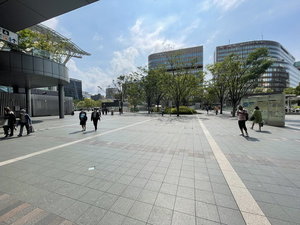 〜博多駅からホテルまでの道1〜博多駅博多口を出るとターミナルと大きな広場(博多駅前広場)があります!