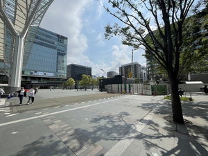 〜博多駅からホテルまでの道2〜ホテルまでは博多駅前広場を抜けた先の信号まで進みます。