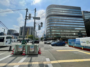 〜博多駅からホテルまでの道3〜広場を抜けた先のはかた駅前通りの信号(右側)を渡ります。