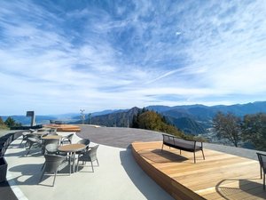 【湯沢高原アルプの里】ロープウェイを降りてすぐのオープンデッキでは四季折々の風景がご覧になられます