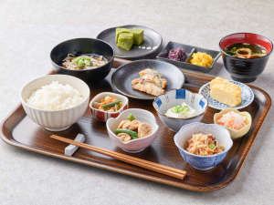 【盛り付け例】炊きたてのご飯と日替わりのおばんざいをご用意しました。