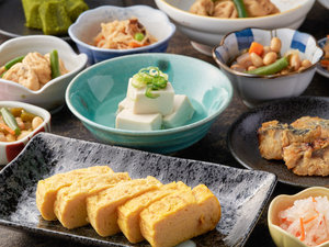 【有料朝食ビュッフェ】だし巻きたまごや西京焼きなど、素材の味をいかしたおばんざいをご用意しました。
