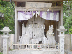 【石神さん】石神さんと親しまれる新明神社。当館から徒歩約10分☆