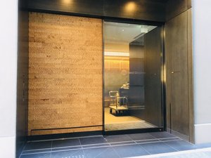 正面エントランスは、大通りから1本入った場所にございます。