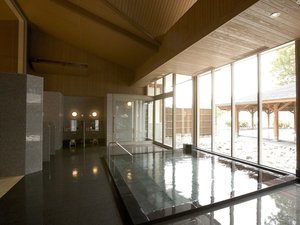 「蛸川温泉 箱根 湖畔の湯」内湯(朝景)朝のさわやかな雰囲気をお楽しみいただけます。