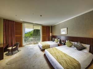 【本館】スイートルーム(76u)目覚めた瞬間から湖の景色をお楽しみいただけます。