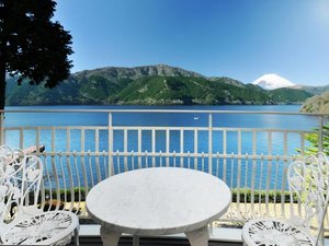【本館】スイートルーム(76u)富士山と湖の絶景を存分にお楽しみください。