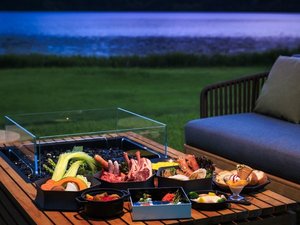 『BBQ by the lake』 湖畔のバーベキュー 7月〜9月の期間限定で湖の前に特設席をご用意。