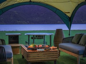 『BBQ by the lake』 湖畔のバーベキュー