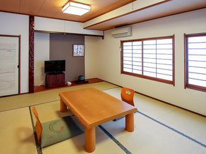 【和室10畳 桜の間】広々とした本間10畳のお部屋は3名様までご宿泊いただけます