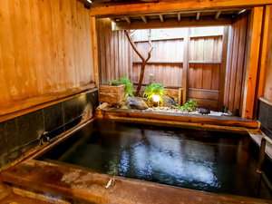 【半露天風呂】ひのきの壁と岩が調和した落ち着きのある湯処。半露天風呂は雨の日でも安心です