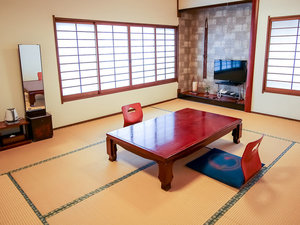 【和室10畳 竹の間】二面採光の明るい角部屋、大きな窓からは高崎山が望めます