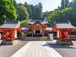 霧島神宮【車で約20分】
