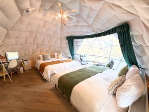 グランピングテントは冷暖房完備。夏は涼しく冬もぽかぽか。ストレスフリーでお過ごしいただけます。