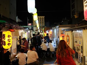 「今日はどこに入ろう」と見て回るのも楽しい北の屋台