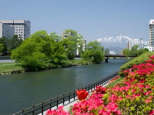 【岩手山と北上川】盛岡を代表する「岩手山」と「北上川」の四季折々の景観をお楽しみください。