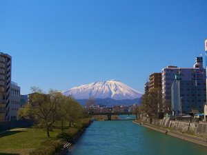 【岩手山と北上川】盛岡を代表する「岩手山」と「北上川」の四季折々の景観をお楽しみください。