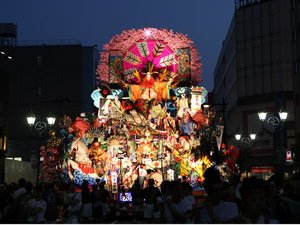 【八戸三社大祭】毎年7月31日〜8月4日に開催される、豪華絢爛な山車と神社行列が魅力の伝統的な祭り。