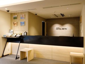 【八戸を感じるフロントロビー】八戸文化に触れつつ静かにくつろげる、温かなロビー空間。