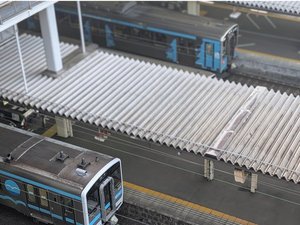 【八戸駅側客室からの風景】青い森鉄道やJR八戸線・夜間に走る貨物列車など行き交う様子をご覧いただけます