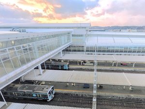 【八戸駅側客室からの風景】青い森鉄道やJR八戸線・夜間に走る貨物列車など行き交う様子をご覧いただけます