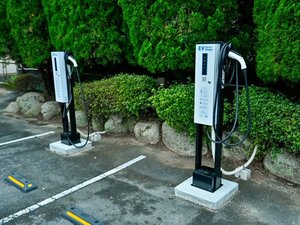 無料駐車場 40台完備 電気自動車用充電設備もございます