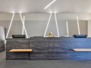 【フロント】スタイリッシュで落ち着いた空間のフロント・ロビー