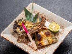 清流・佐波川で獲れたアユは丁寧にワタをとり一夜干しに仕上げております