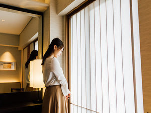 【プレミアムルーム】障子越しにやわらかな光が差し込み、癒しの空間を演出します。