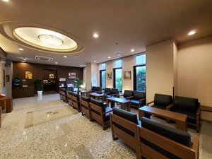 【ロビー】明るい雰囲気の広々としたロビーでございます