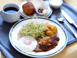 【朝食】平日は日替わりプレート+サイドビュッフェスタイルです。※写真は洋食盛り付けイメージ。