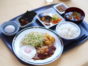 【朝食】平日は日替わりプレート+サイドビュッフェスタイルです。※写真は和食盛り付けイメージ。