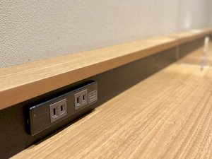 朝食会場はコンセントも完備!