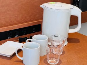 豊富な備え付け備品一覧。暖かい飲み物も冷たいお飲み物も。自動販売機も設置がございます。