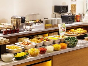 朝食ブッフェには色とりどりの料理が並びます♪