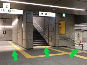 左からエレベーター、階段、エスカレーターの順番です。どちらも同じ場所に出ます。