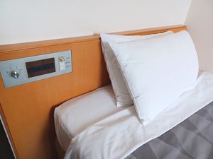 ロングステイルームのみ、ベッドボードにコンセントが有ります。