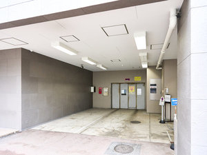 機械式の立体駐車場を併設。ご予約はお電話にて承ります。※サイズ規定あり