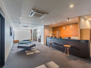 レセプションは落ち着きある空間。スタッフ一同元気にお出迎え致します。