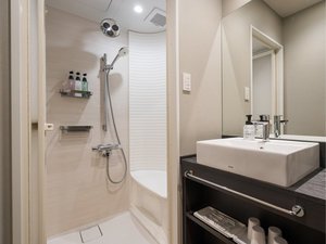 バンクベッドルームはトイレとバスが別々のセパレートタイプ。シャワーブースのみでございます。